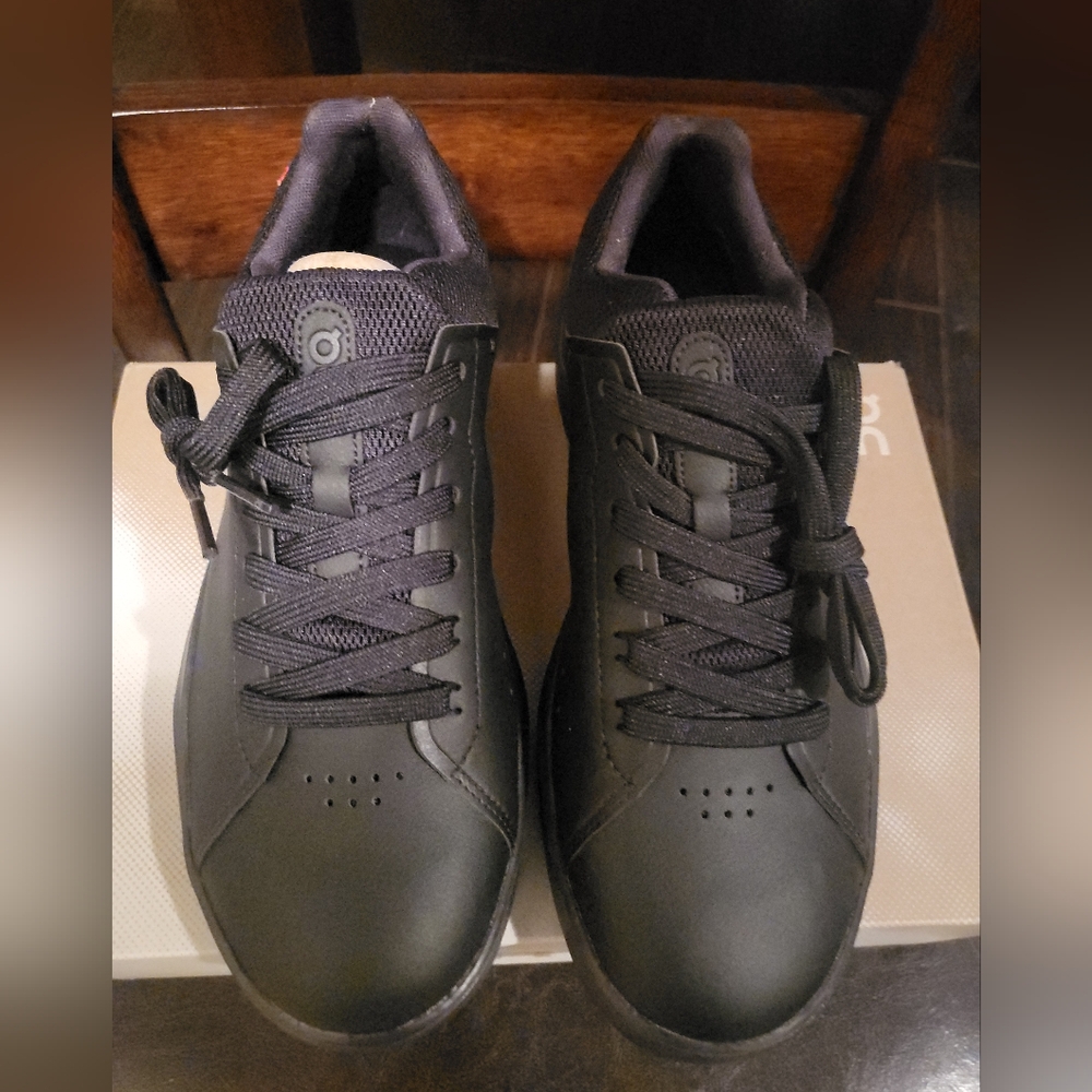 On Running Roger style tennis shoe